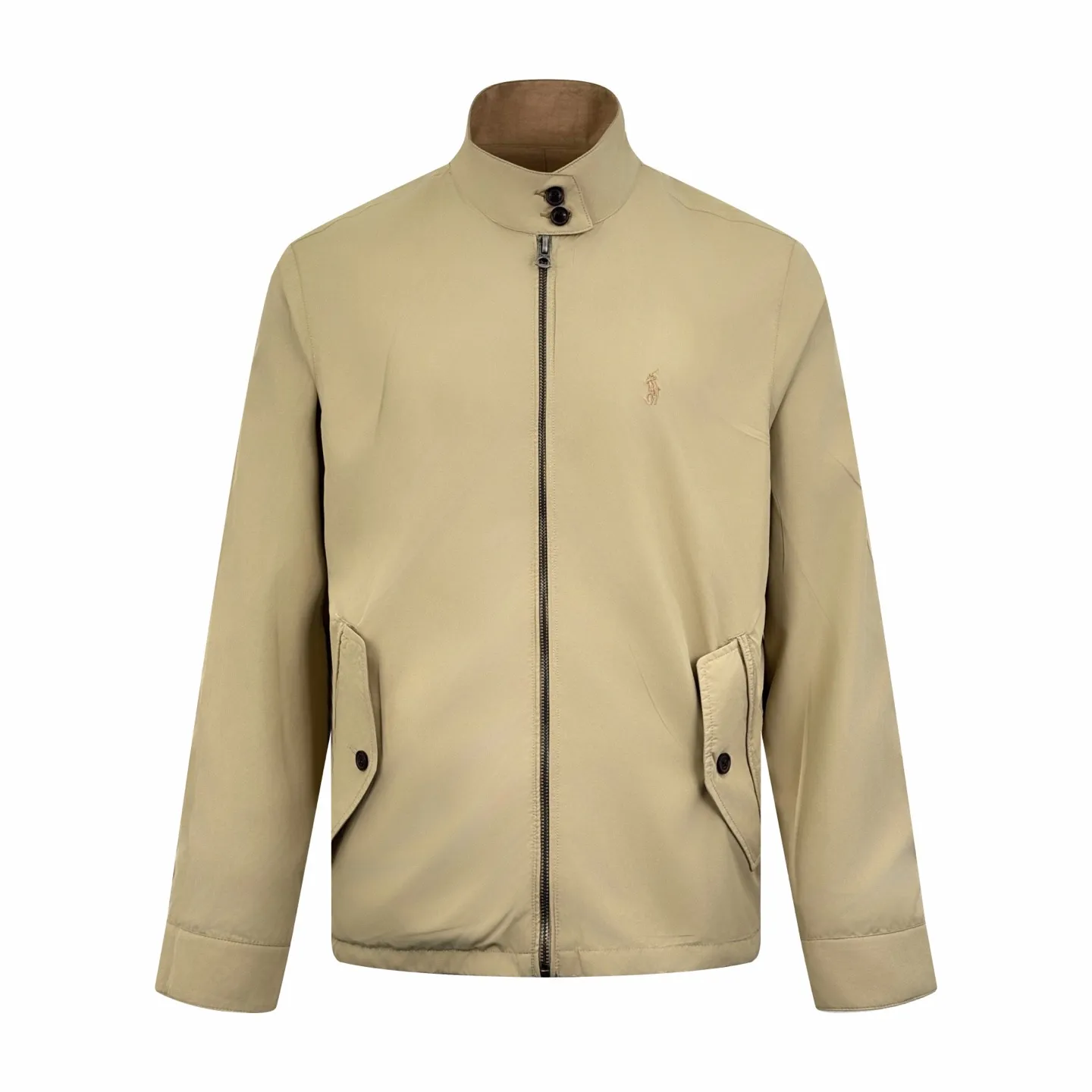 🅿️620 Ralph Lauren pony embroidered reversible jacket (khaki). Original purchase and development for RMB 3,990. The fabric is made of custom matte moiré taffeta and twill jacquard brocade. It is light and tough, has a smooth drape, is comfortable and skin-friendly, and has khaki brown tones. It is calm and noble, twins in one suit, and has no boundaries. One side is decorated with twill jacquard brocade and has its own retro filter, like an old-school gentleman's pocket watch gear. The other side is made of matte moiré taffeta, which brings a sense of relaxed breathing. It has a casual gene and is embellished with exquisite pony logo. It is highly recognizable. The classic stand-up collar is closed with three hidden button tabs. Simplicity controls complexity. The design philosophy hidden in the details. Double-sided style. Hidden old money and slack in one garment. Imported machine embroidery technology is used. Advanced computer control system and sophisticated mechanical components are used to realize the iconic pony embroidery operation with high precision. The lines are smooth and delicate. The template machine opens the bag. The preset template guides the position, shape and size of the bag. The accuracy ensures the quality of the bag opening effect. Ergonomic three-dimensional cutting returns to traditional craftsmanship through segmentation, folding, shrinking and stretching. The so-called slow work and fine work are the respect for the material. The pursuit of feel. The workmanship is complicated and tedious. Slow aging. High loss. The fabrics have been washed. Better hand feel and texture. Not easy to deform and not easy to shrink. Not easy to fade and maintain long-lasting beauty. Size:S-M-L-XL